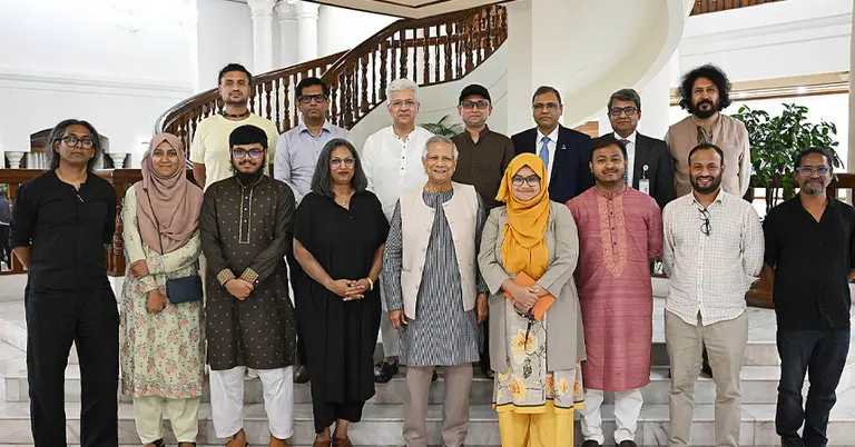 প্রধান উপদেষ্টা ড. মুহাম্মদ ইউনূসের সঙ্গে বৈঠক শেষে জাদুঘর নির্মাণ কর্তৃপক্ষ।